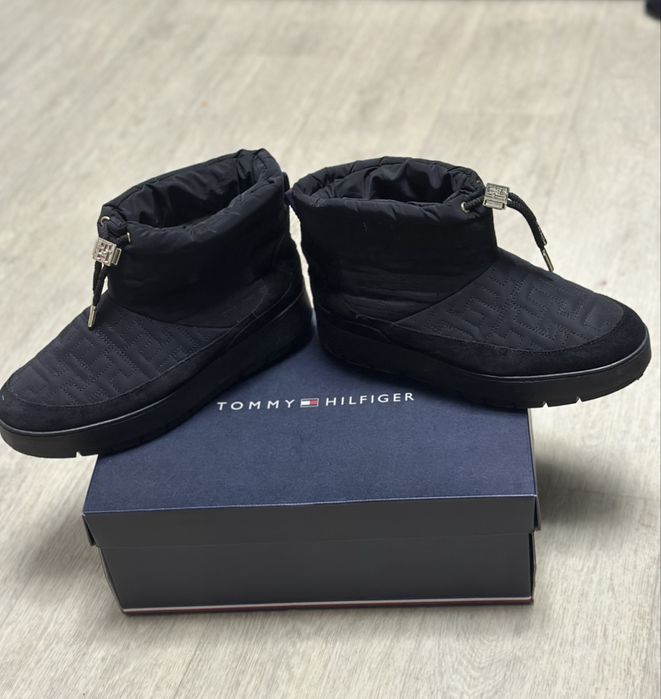 Tommy Hilfiger чорні дутіки уггі чоботи