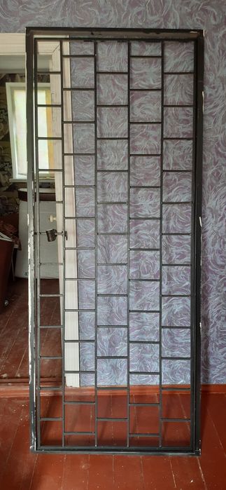 Решетка на двери с лудкой.