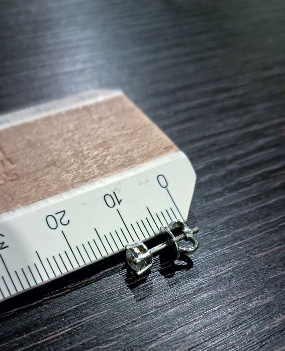 Золоті сережки-пусети з фіанітами 585