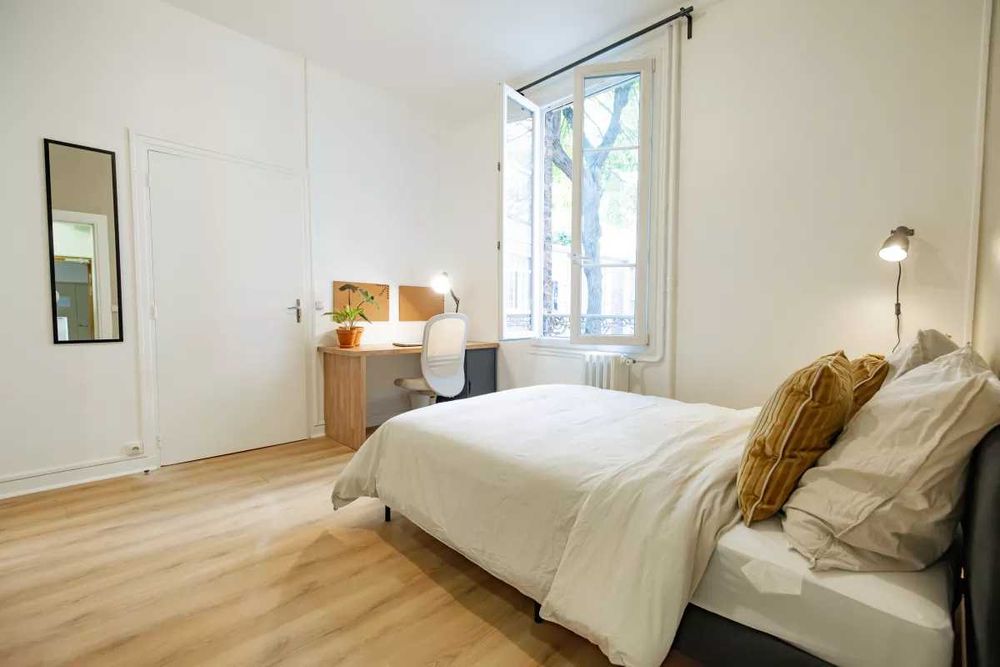 Quarto privado. Central, Metro Picoas. Está DISPONÍVEL. Ler texto.