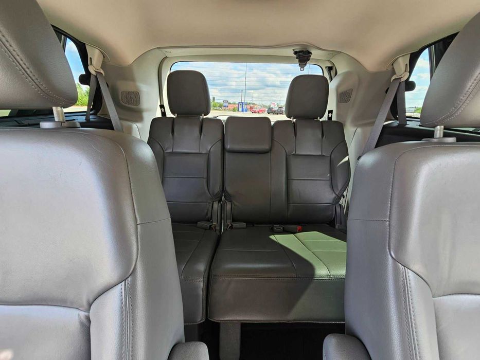 Мінівен Volkswagen Routan у максимальній комплектації SEL Premium.