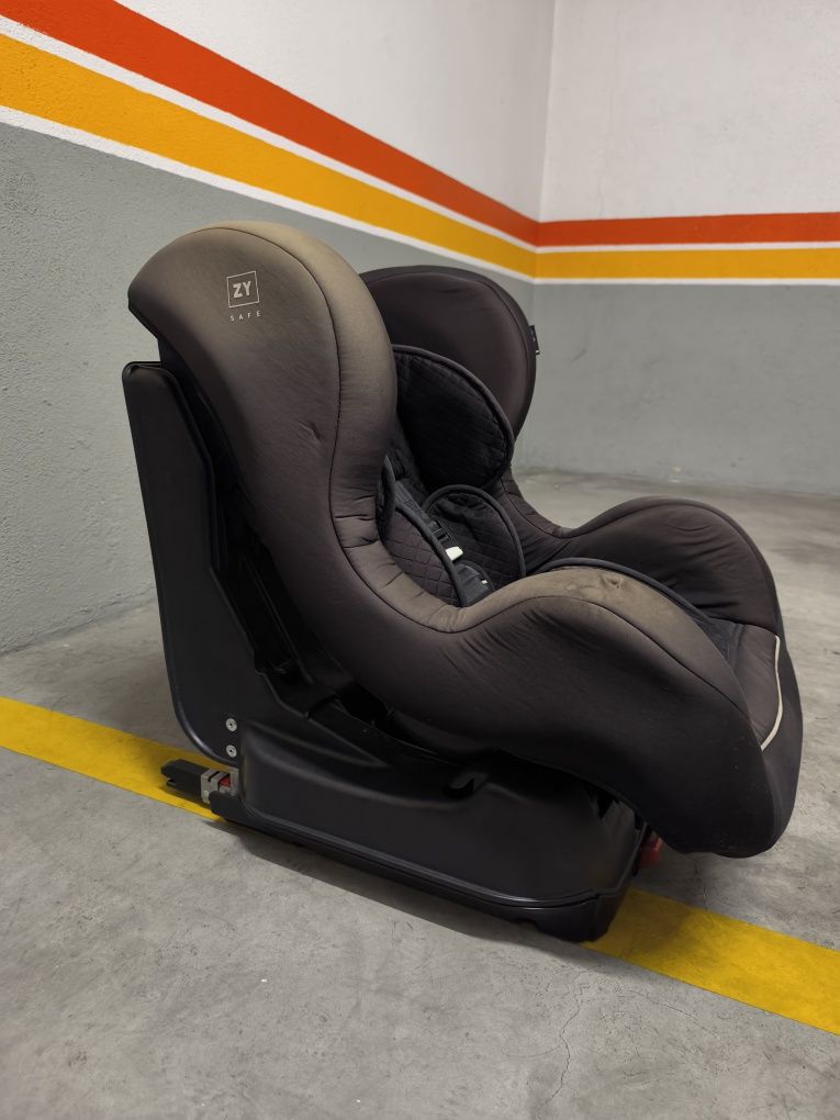 Cadeiras Auto (2) para bebé (1 com ISOFIX)