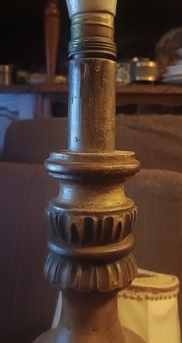Candeeiro trabalhado a mão em madeira