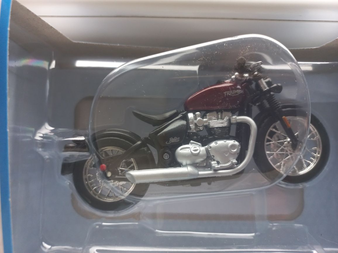 Bburago motor Triumph Bonneville Bobber,skala 1;18