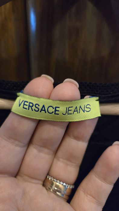 Sukienka Versace Jeans ze złotymi aplikacjami