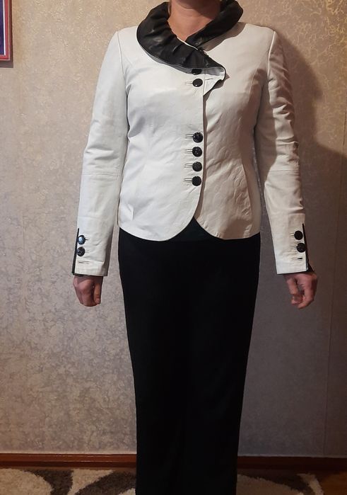 Продам білий шкіряна куртка