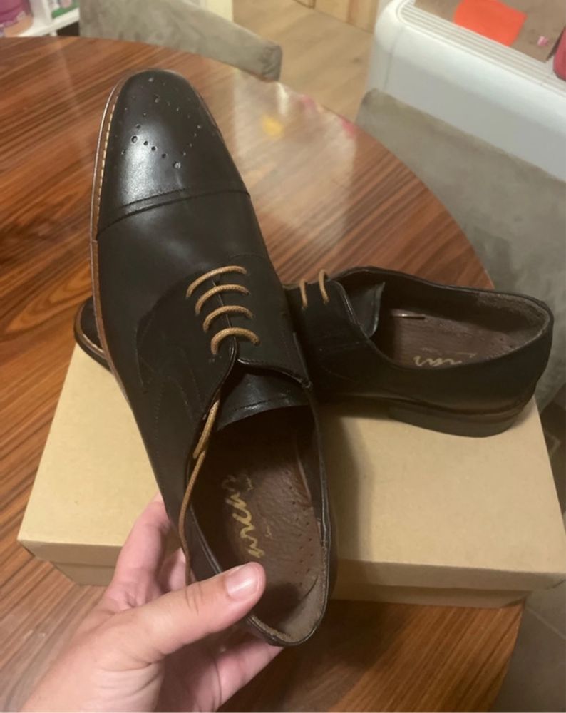 Sapatos pretos novos