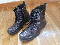 Botas Geox tamanho 37, em verniz estilo militar. Em bom estado.