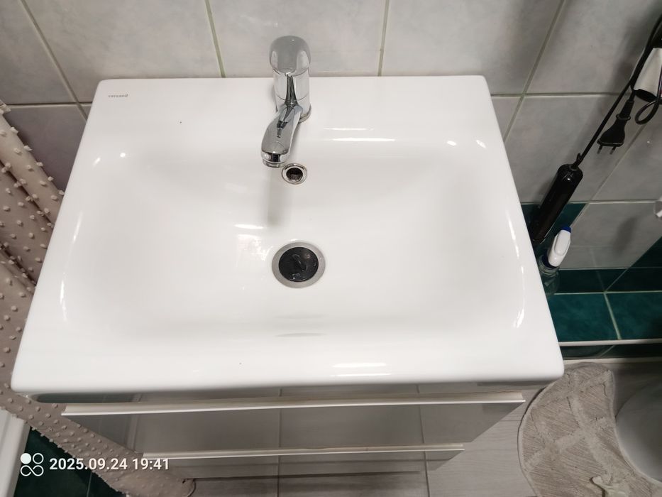 Wisząca szafka z umywalką