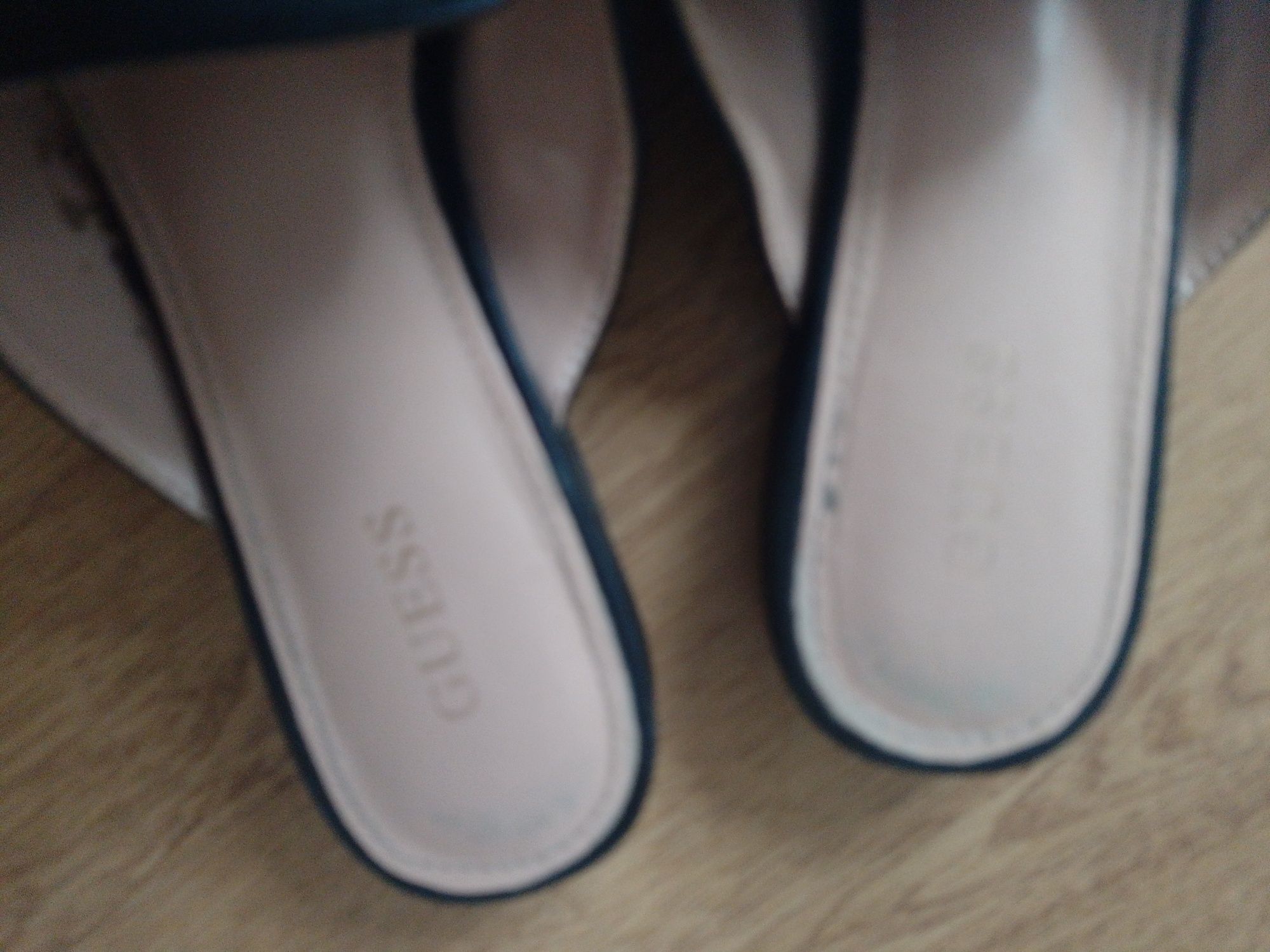 Skórzane klapki Guess 37 skórzane z łańcuszkiem