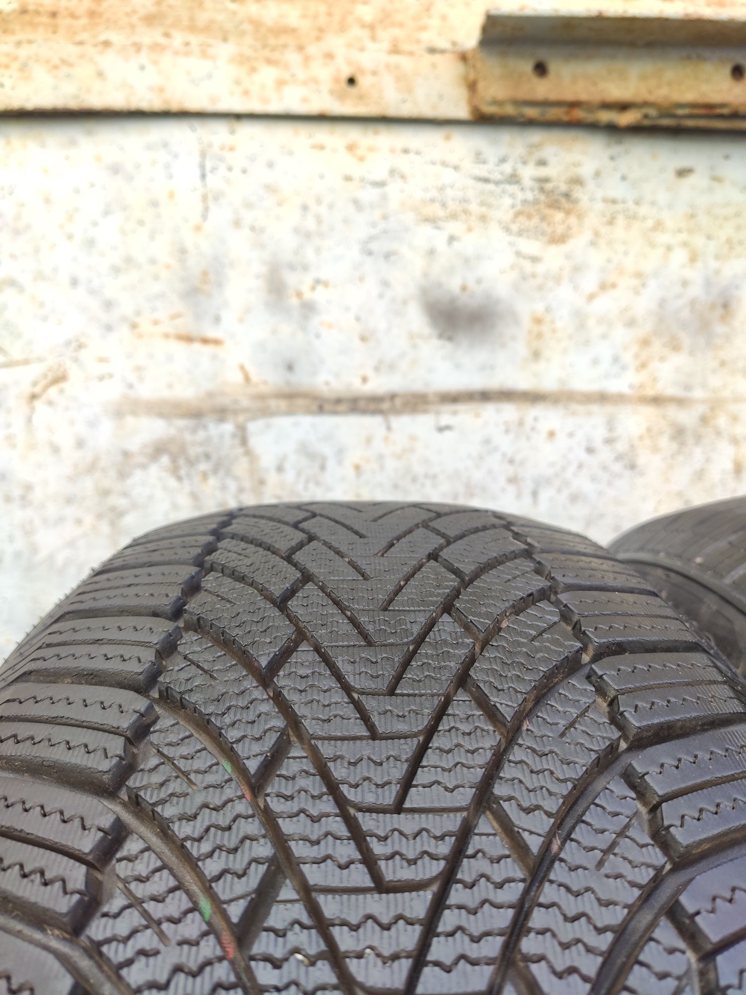 215/55 r17 Arivo Winmaster и Goodyear UltraGrip зима (7 мм.) 2023 год