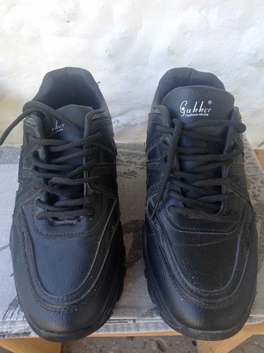 Жіночі кросівки в ідеальному стані