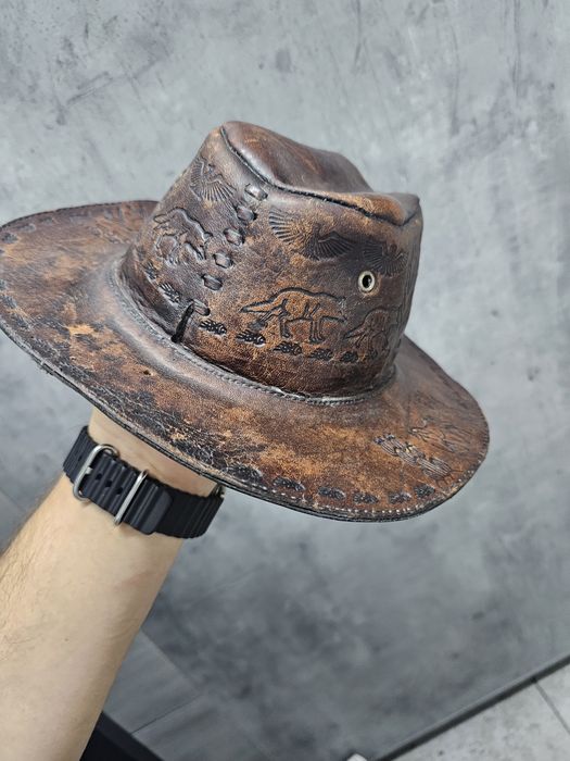 Skórzany australijski kapelusz bogato zdobiony.