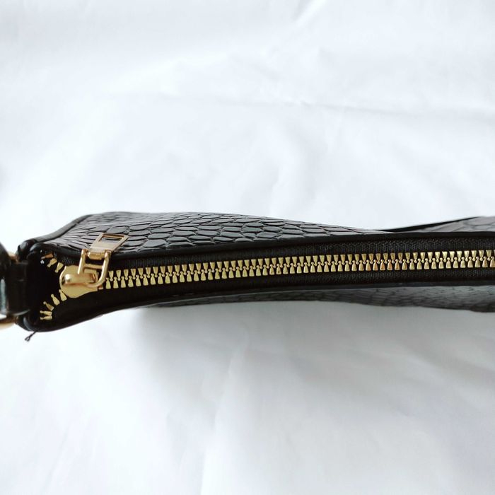 Mała zgrabna czarna torebka dlna ramię