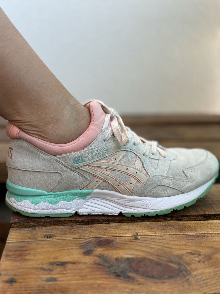 Кросівки жіночі Asics