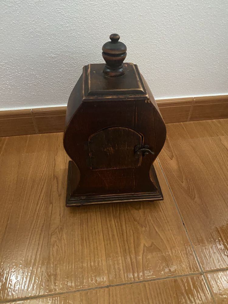 Relógio de madeira antigo