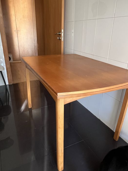 Mesa de cozinha de madeira
