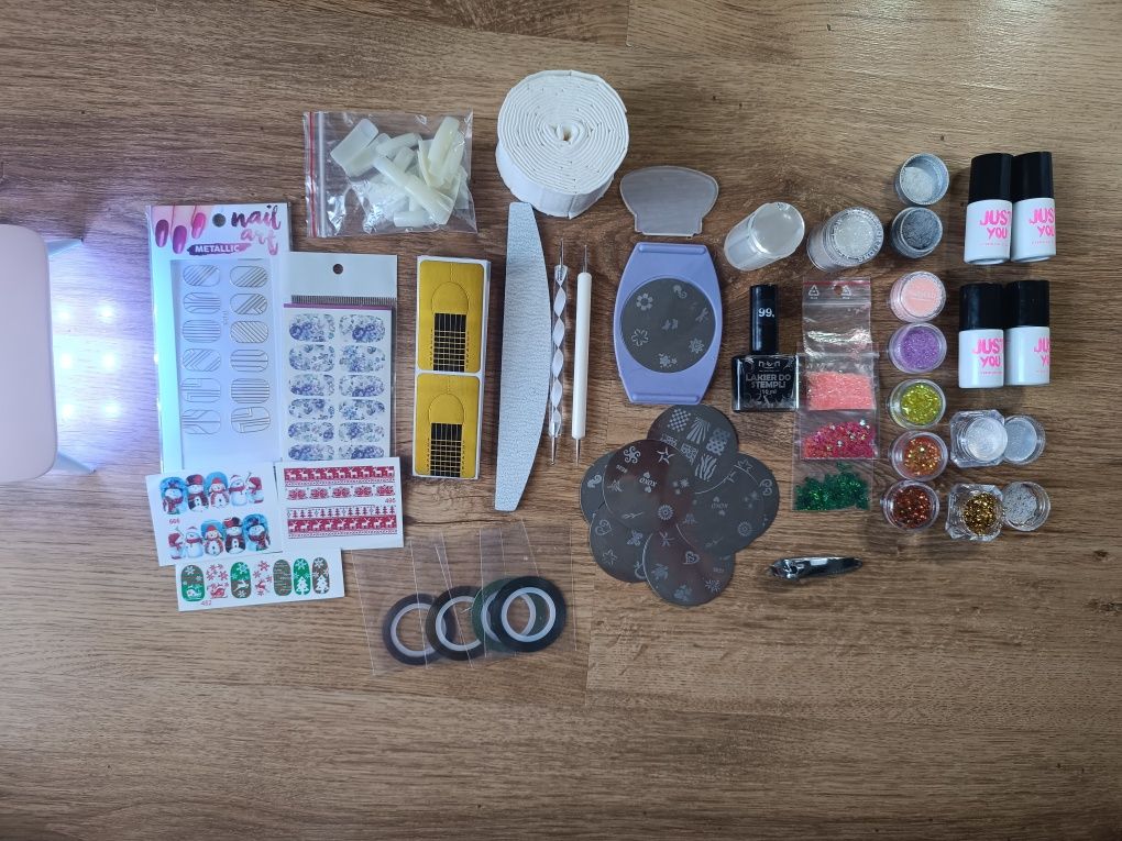 Zestaw do pazkonci manicure pedicure lakiery pyłki lampa UV tipsy tasi