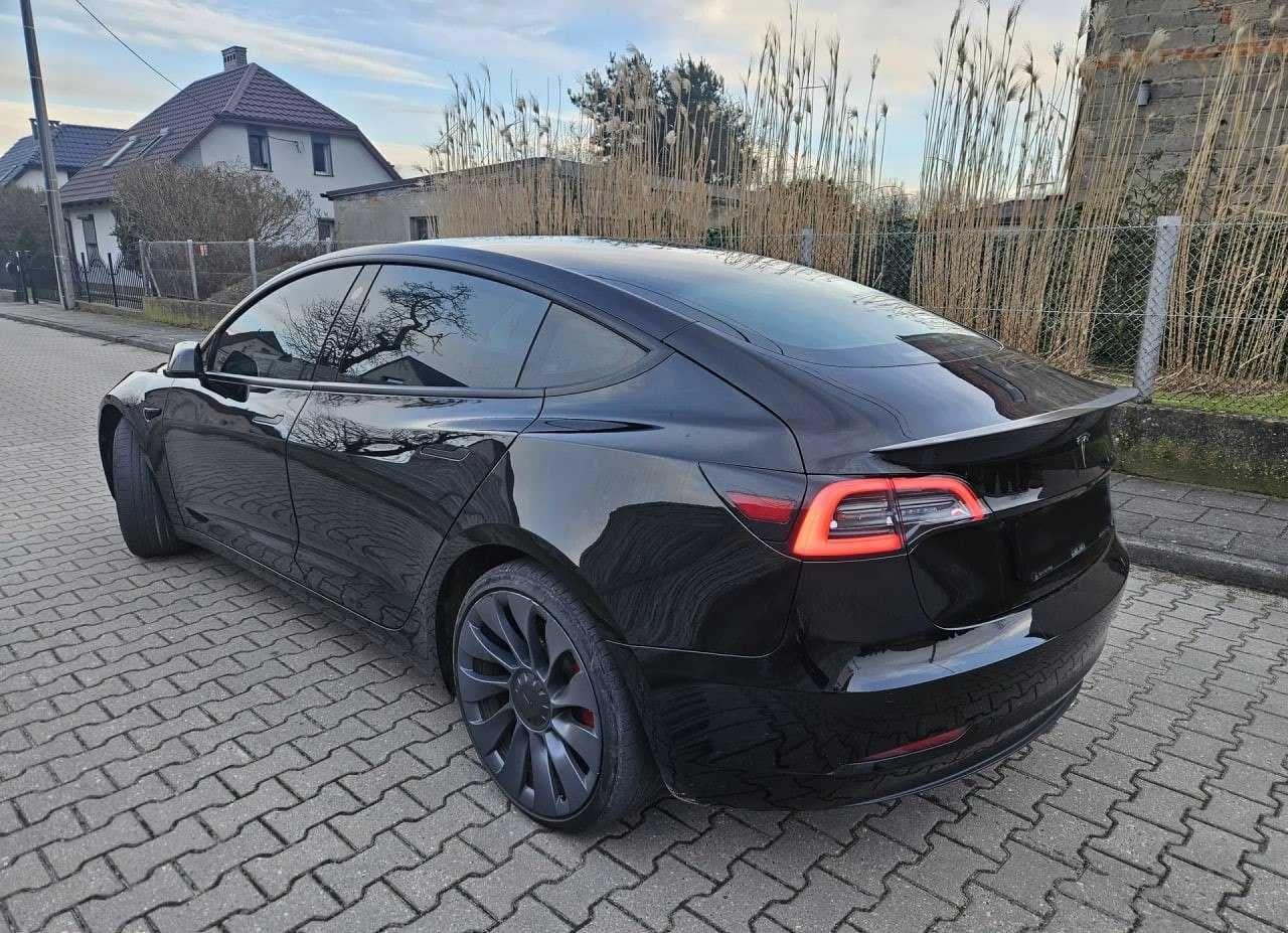 Tesla model 3 2021 року