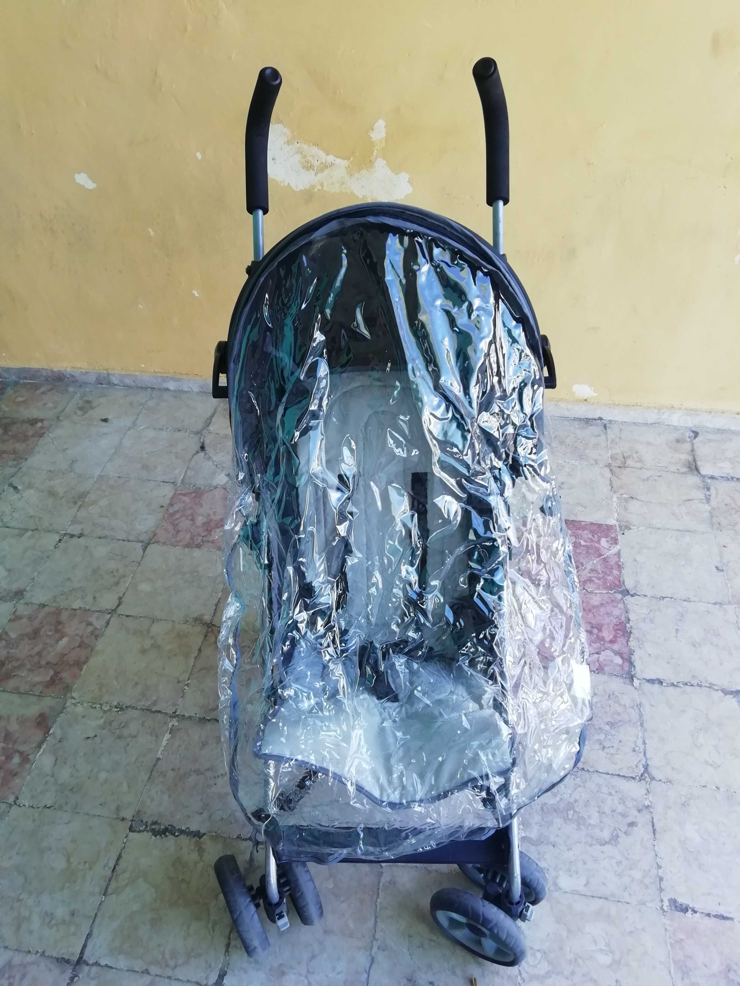 Carro de bebé com protecção.