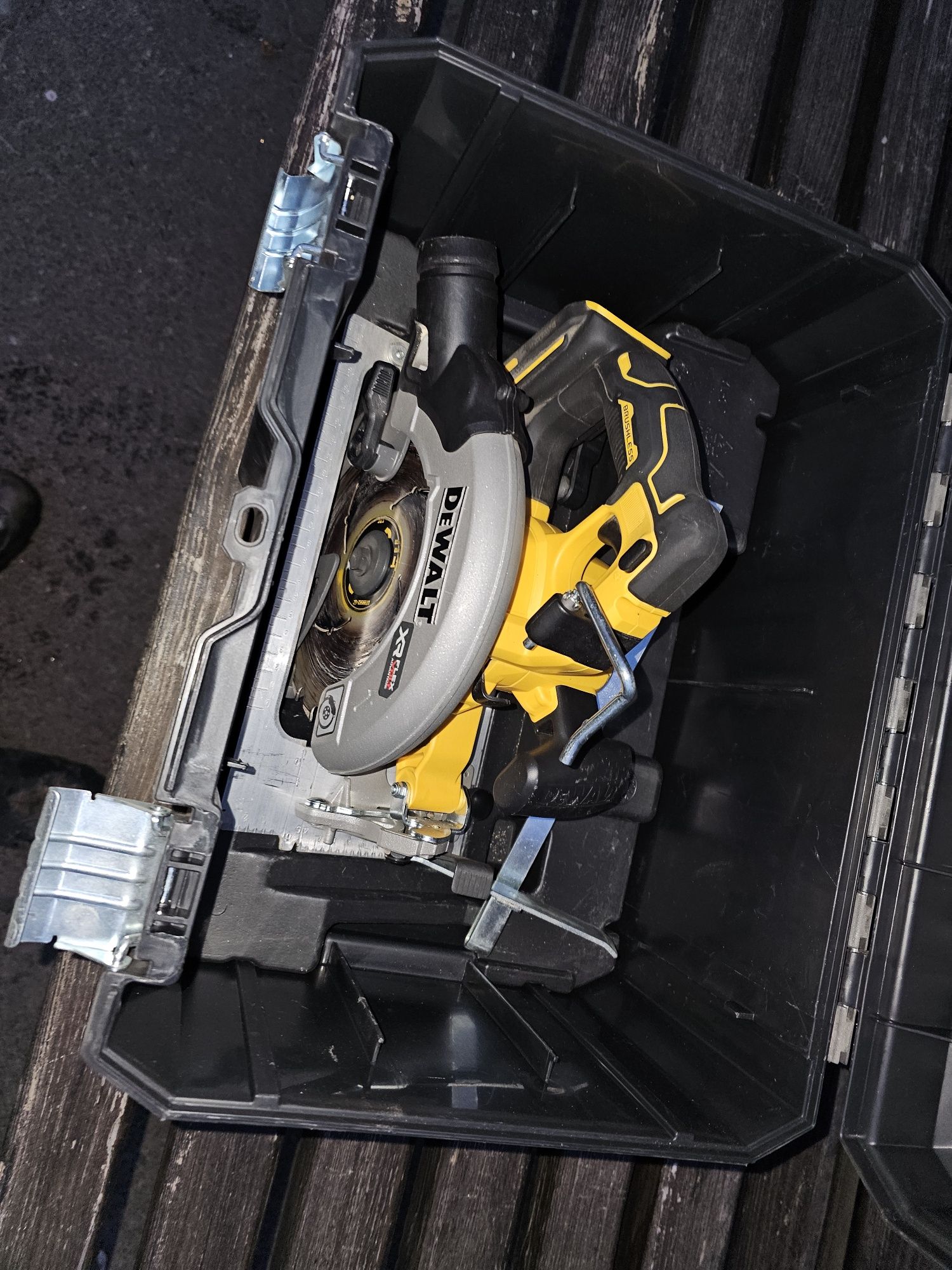 Пила дискова акумуляторна безщіткова DeWALT DCS573NT циркулярка