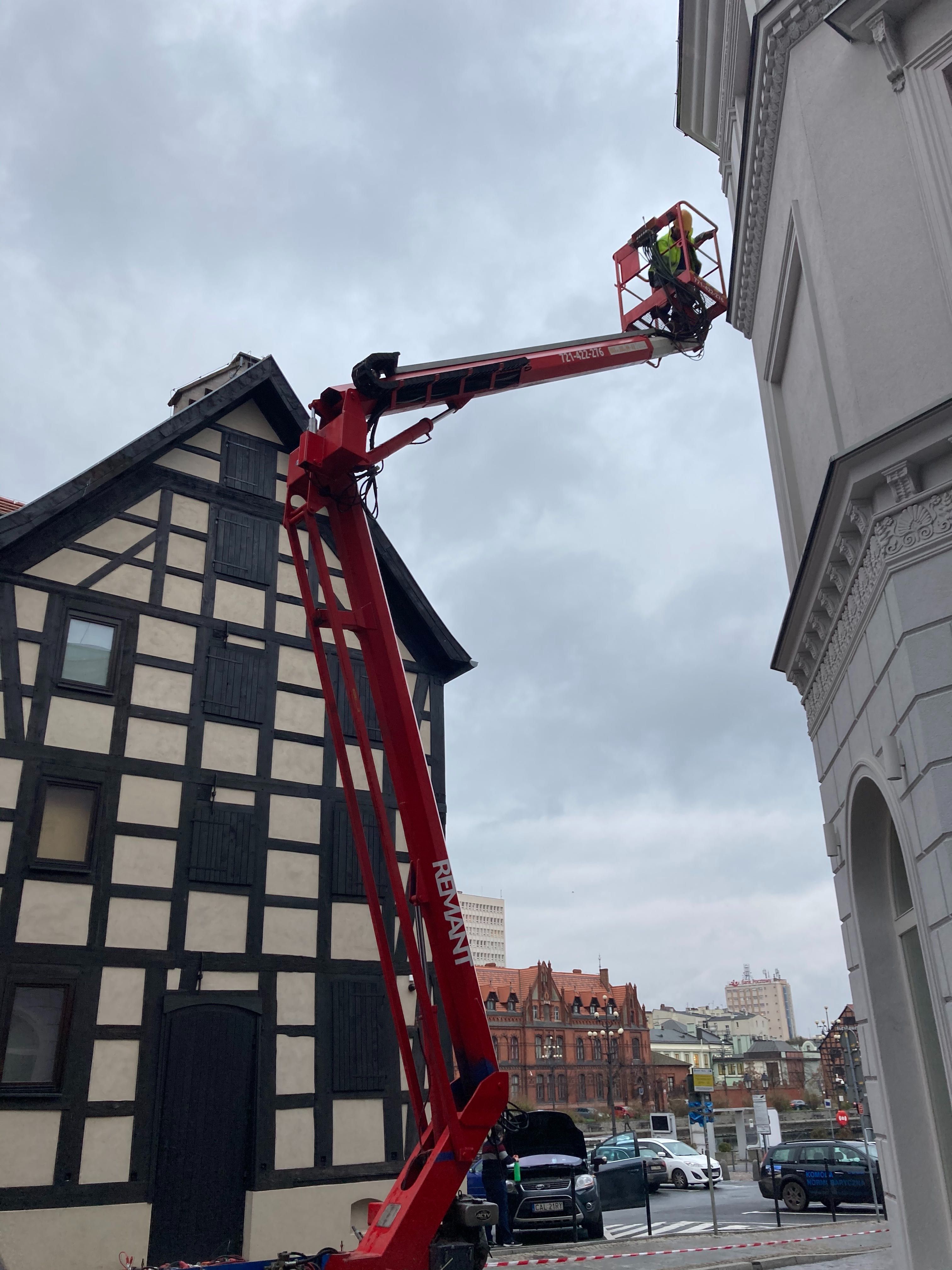 Wynajem podnośników Nożycowych i Koszowych na przyczepie Niftylift