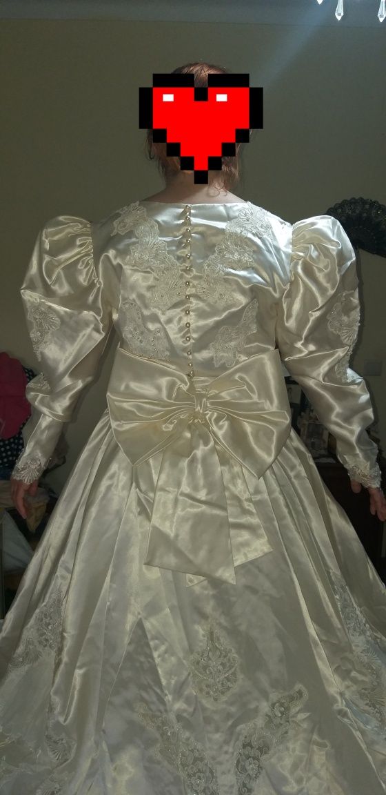 Vestido de noiva em cetim com perolas ,todo trabalhado como novo