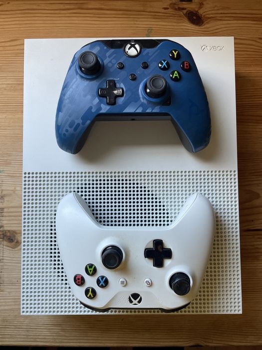 Xbox One S c/ 2 comandos e caixa