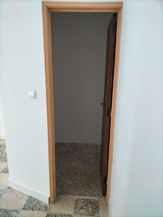 Loja sobranceira sobre a via pública