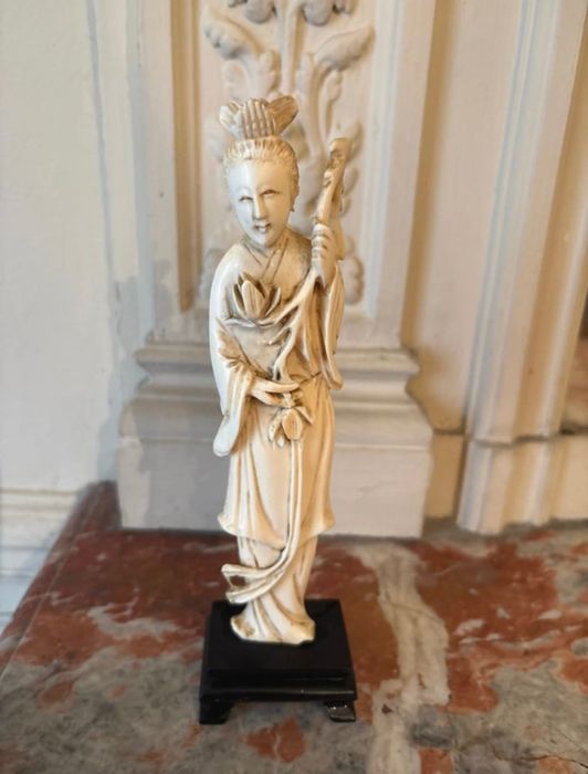 Antiga figura oriental de deusa okimono trabalhada