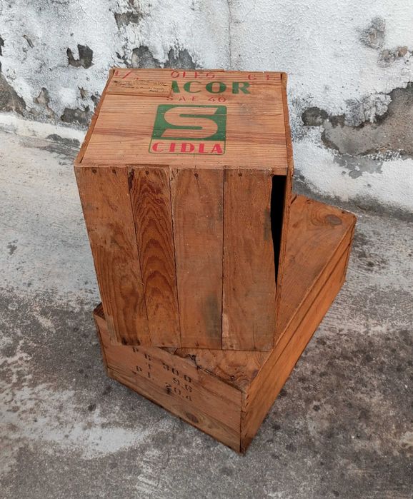 Antigas caixas de transporte de latas de óleo Sacor