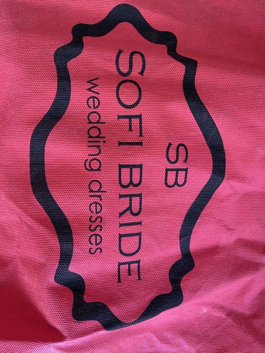 Весільна сукня зі шлейфом від Sofi Bride