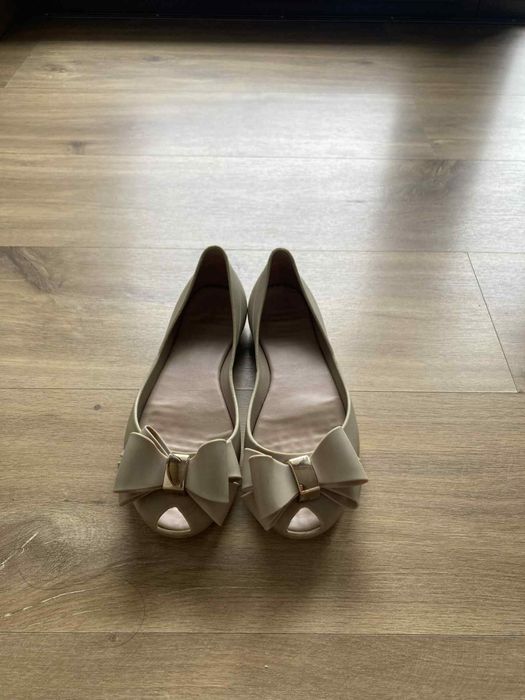 Baleriny buty melisski beżowe z kokardką gumowe Mohito r. 38