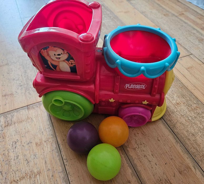 Ciuchcia Playskool pociąg z dźwiękiem i piłeczkami