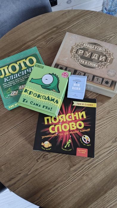 Здається подобово будиночок у лісі