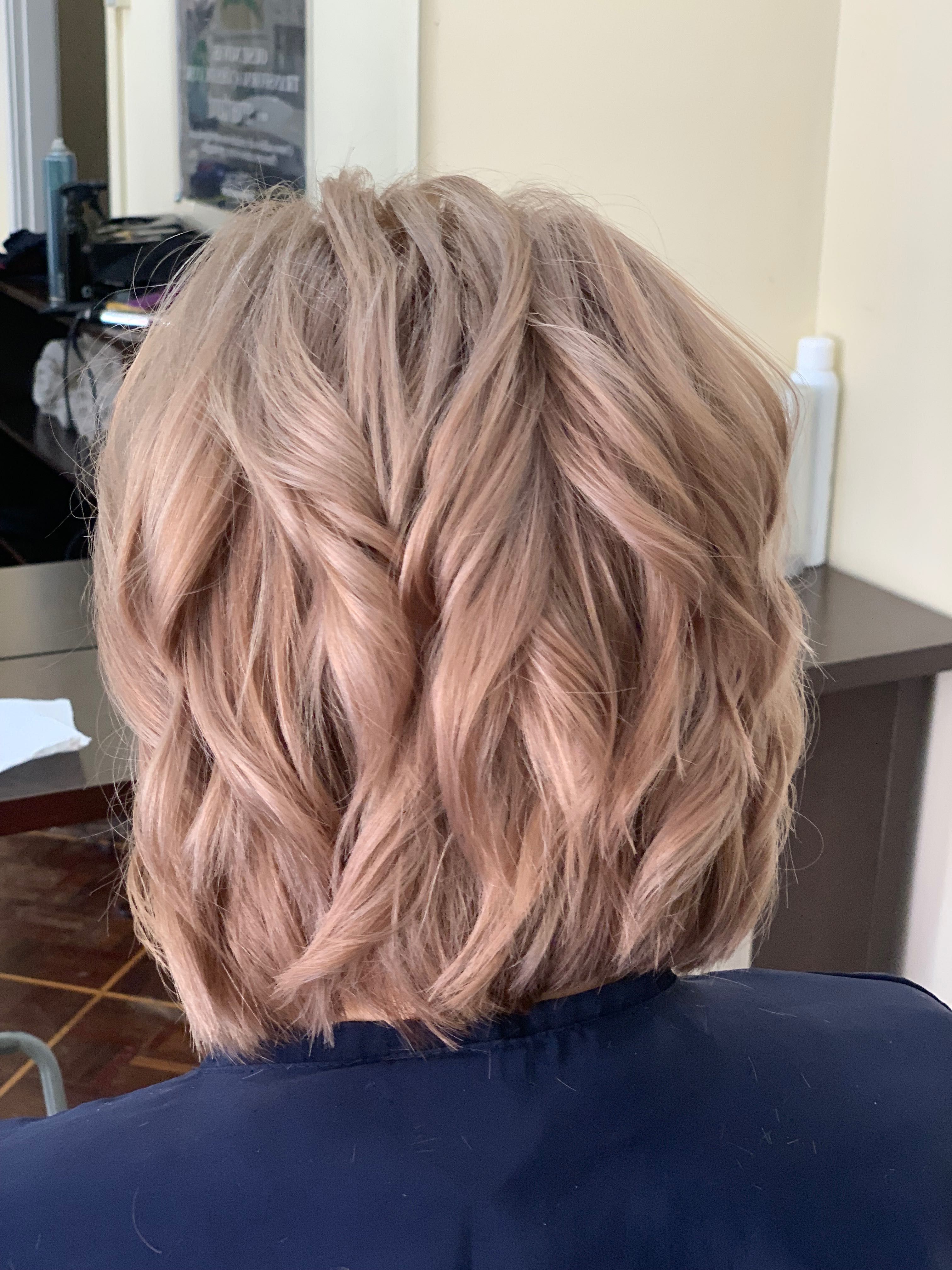 Cabeleireira , penteado de casamento, maquiagem.
