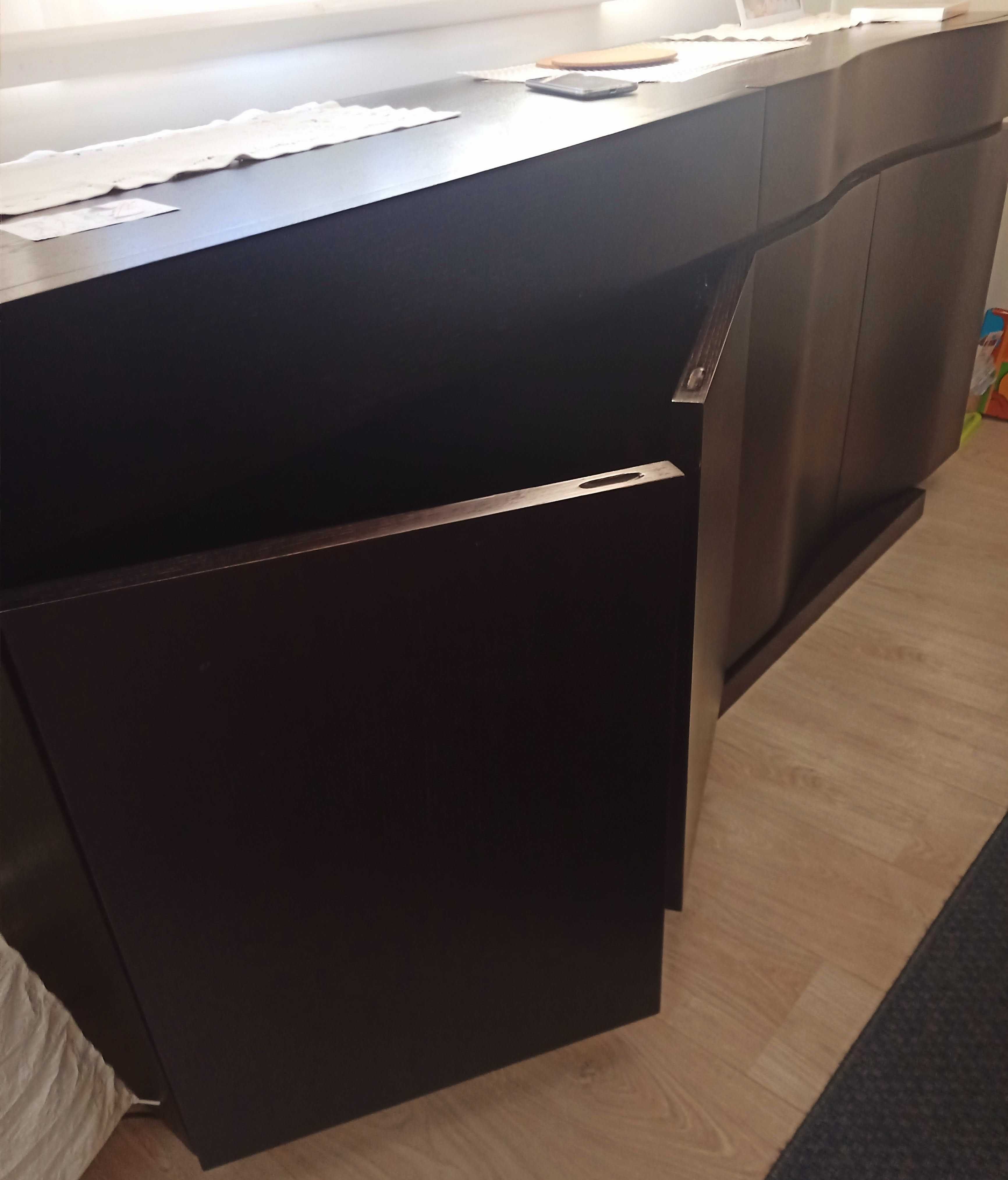 Aparador Wenge c/ linhas modernas e bastante arrumação