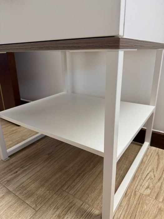 Mesa de cabeceira branca