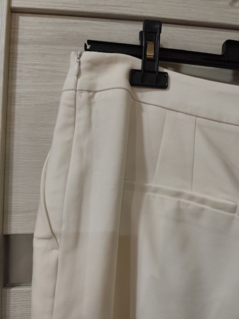 Duże Reserved spodnie białe eleganckie z kantem XXL