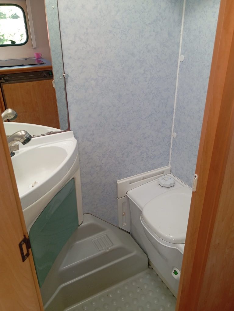 Przyczepa kempingowa Hobby Knaus Caravelair z 2008 roku.