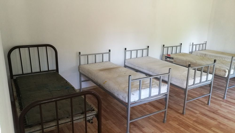 Łóżka pracownicze metalowe z materacem