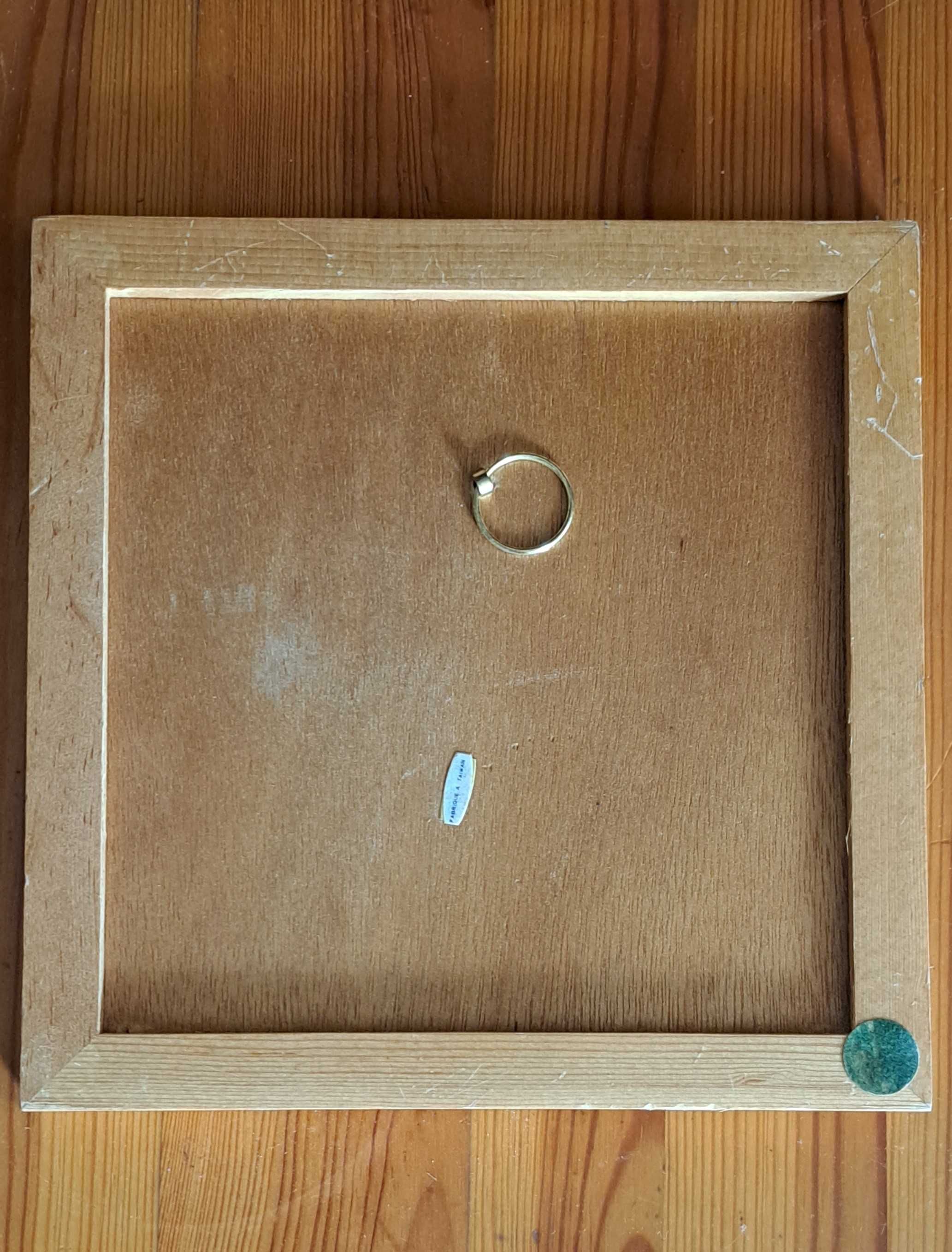 ceramiczna płytka oprawiona w drewnianą ramkę