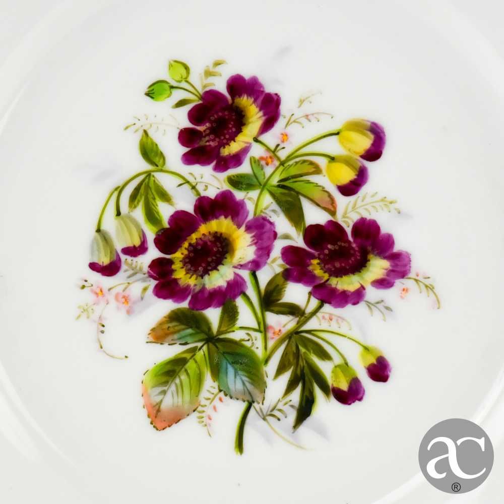 Prato raso porcelana europeia, séc. XIX pintado decorado com flores N4