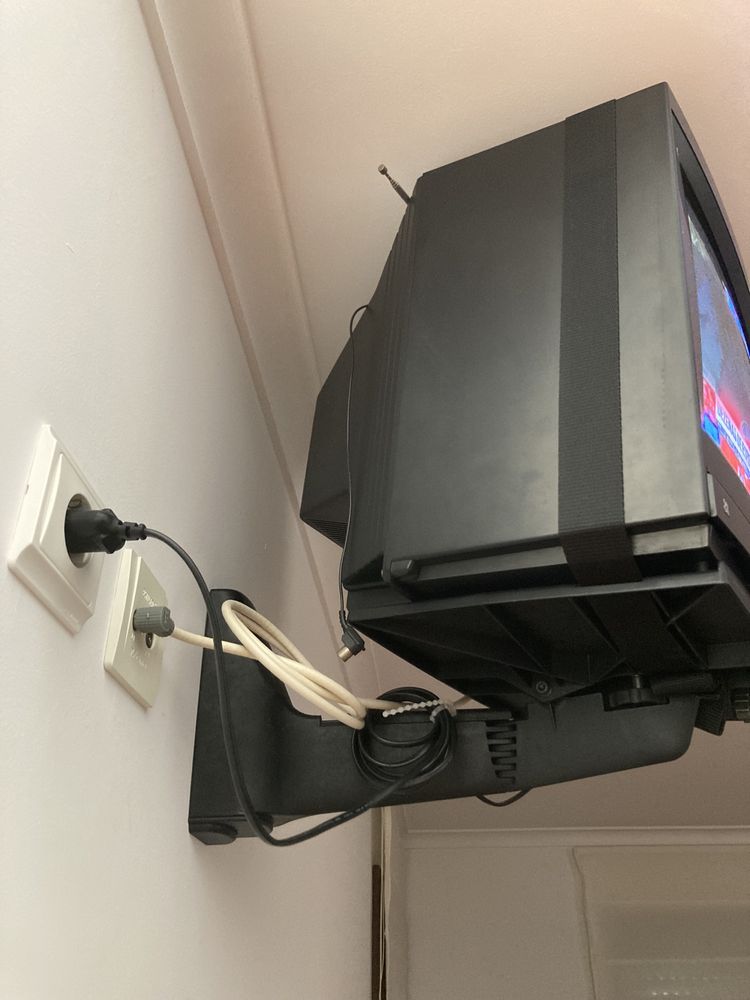 Televisão antiga Panasonic com suporte de parede