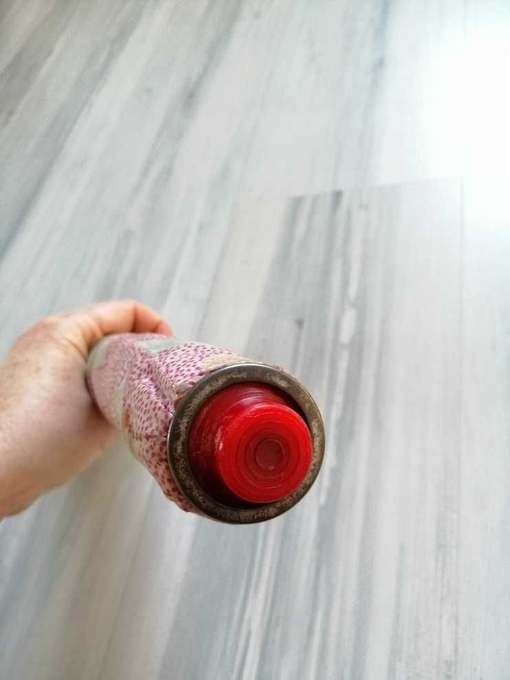 Parasol damski składany, manualny. W geometryczne kształty i kropeczki