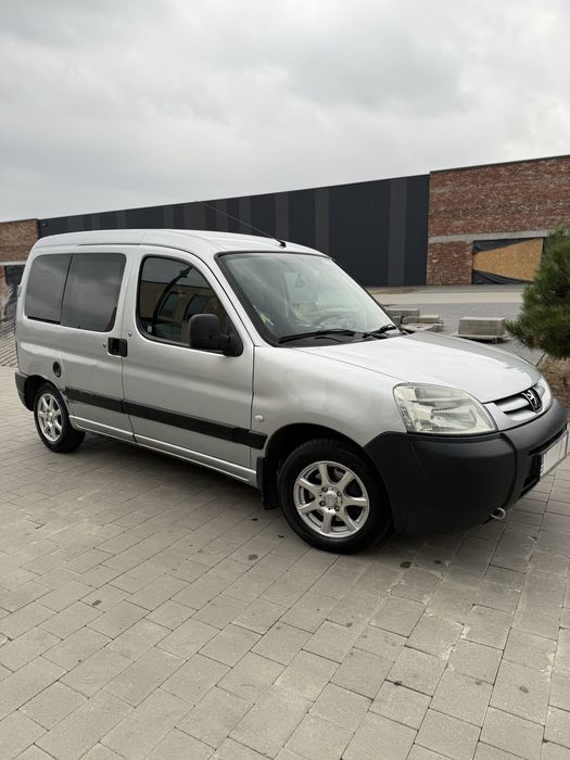 Автомобіль Peugeot Partner