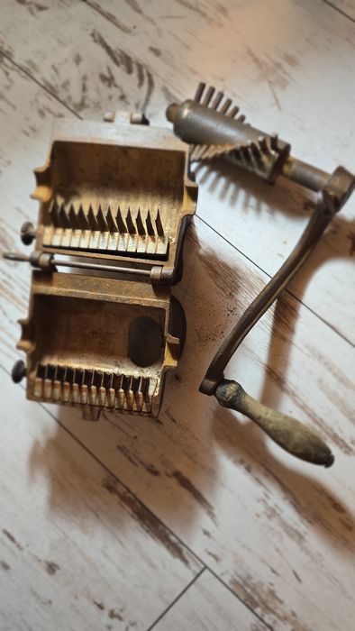 Stara zabytkowa maszynka do mielenia tytoniu