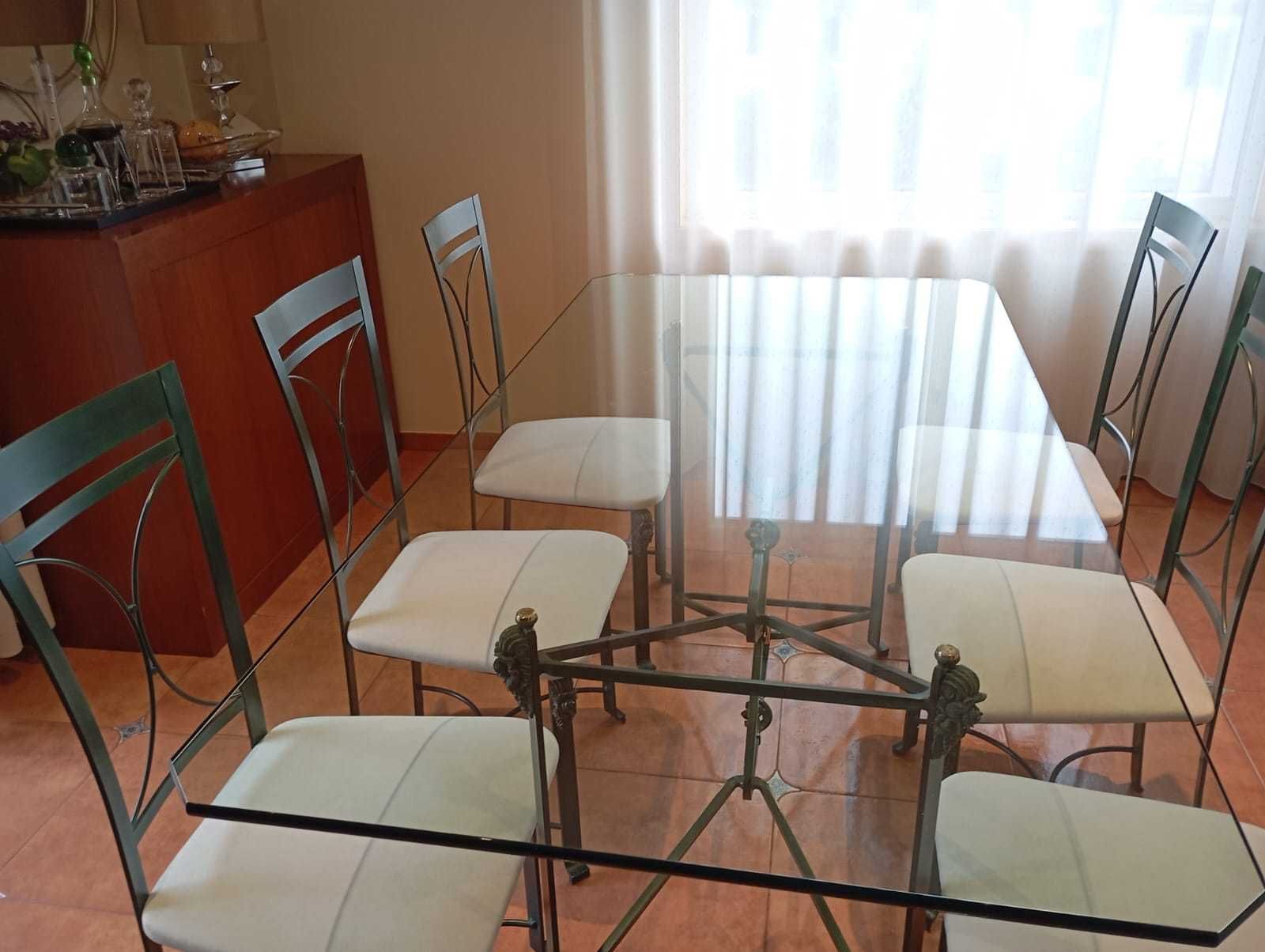 Mesa de sala de jantar (cadeiras incluídas) e mesa de apoio