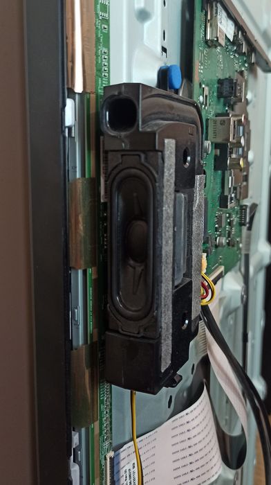 На запчастини телевізор Samsung UE43TU8002K
