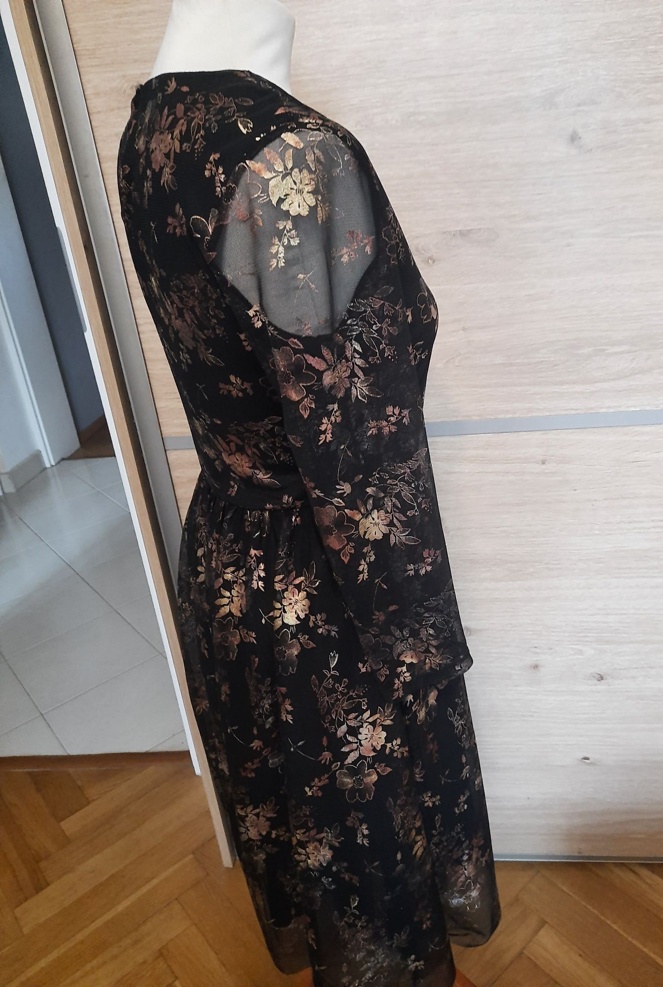 Mohito czarna tiulowa sukienka w kolano w złote kwiaty 36 S 38 M